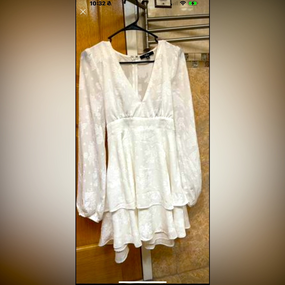 Brand New bridal Dress.
Medium.
LULUS.